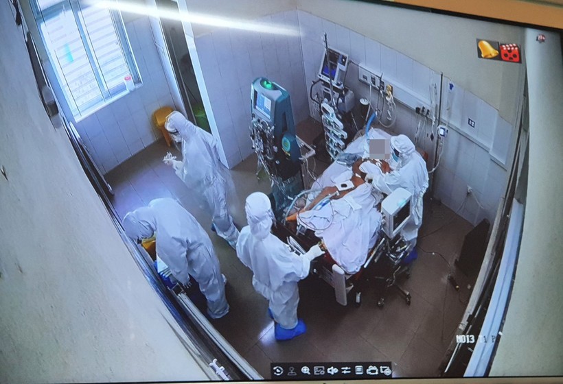 Các y bác sĩ Bệnh viện Phổi Đà Nẵng đang điều trị cho bệnh nhân. Ảnh: Bệnh viện cung cấp 