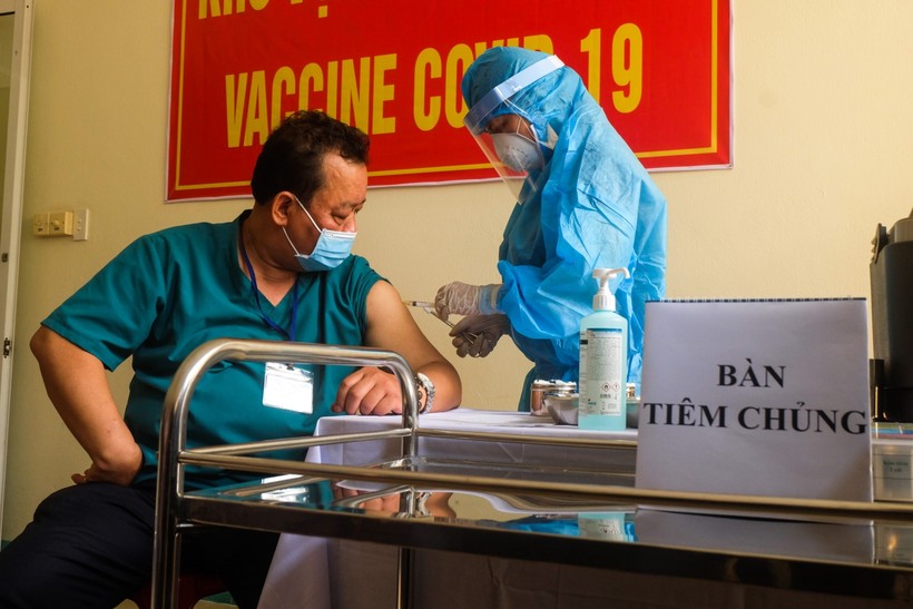 Đà Nẵng bắt đầu tiêm vắc xin phòng Covid-19 cho các nhân viên y tế đang thực hiện phòng chống dịch. 