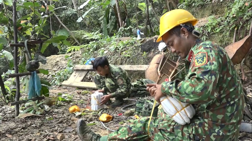 Bộ đội đang chuẩn bị mìn để nổ sập các hầm vàng trái phép ở Đà Nẵng. 