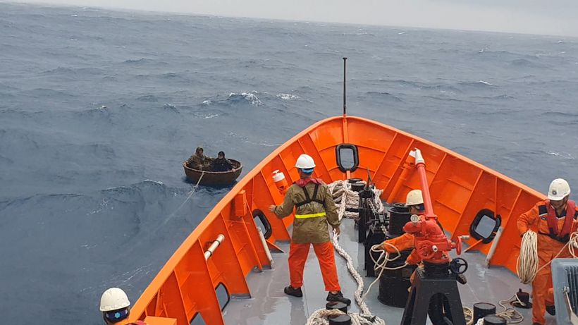 Tàu SAR 412 đến hiện trường cứu 2 ngư dân đang trên thúng chai. Ảnh trung tâm cung cấp.