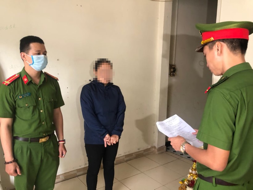 Công an tống đạt quyết định khởi tố bị can đối với Nguyễn Thị Thịnh. Ảnh: Công an. 