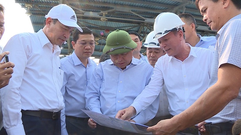 Bộ trưởng Bộ KH&ĐT Nguyễn Chí Dũng, tại buổi kiểm tra địa điểm dự kiến xây Bến cảng Liên Chiểu với lãnh đạo TP Đà Nẵng. 