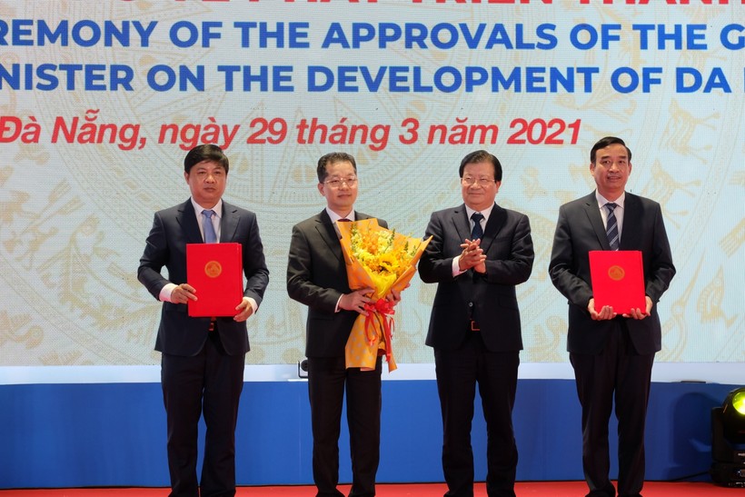 Phó Thủ tướng Chính phủ Trịnh Đình Dũng trao các Nghị định, Quyết định của Chính phủ và Thủ tướng Chính phủ về phát triển TP Đà Nẵng.