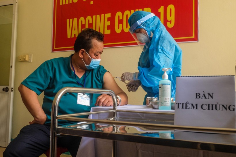 Lực lượng tuyến đầu chống dịch ở Đà Nẵng được tiêm vắc xin ngừa Covid-19. 