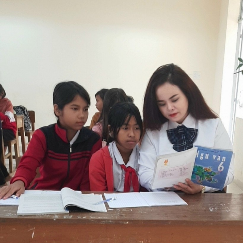 Lê Thị Thu Trang (bìa phải) đang dạy cho các em học sinh. Ảnh: NVCC 