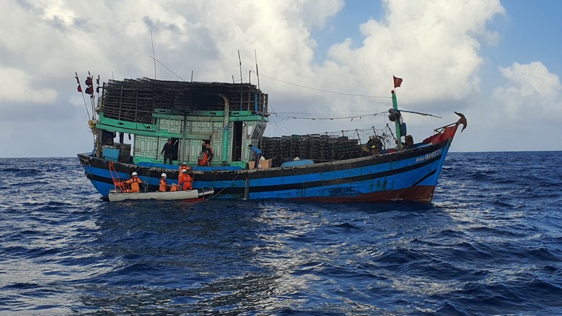 Tàu cứu nạn tiếp cận tàu cá để cứu người bị thương. 