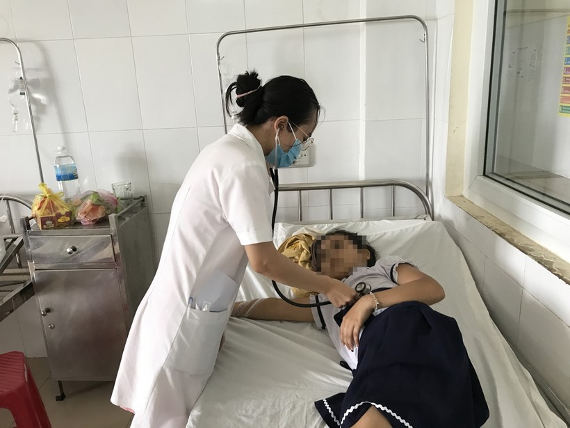 Bác sĩ khám cho một học sinh đang nhập viện. 