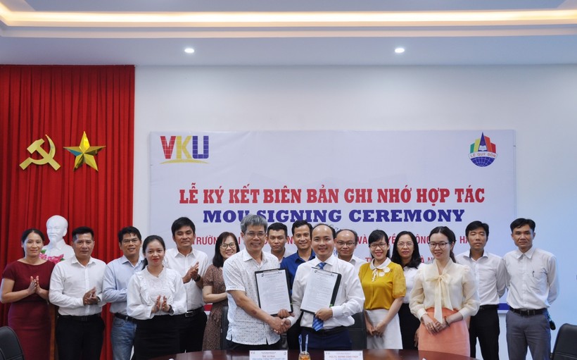 Lãnh đạo Trường Đại học CNTT&TT Việt - Hàn và lãnh đạo trường THPT Chuyên Lê Quý Đôn (TP Đà Nẵng) ký kết hợp tác. 