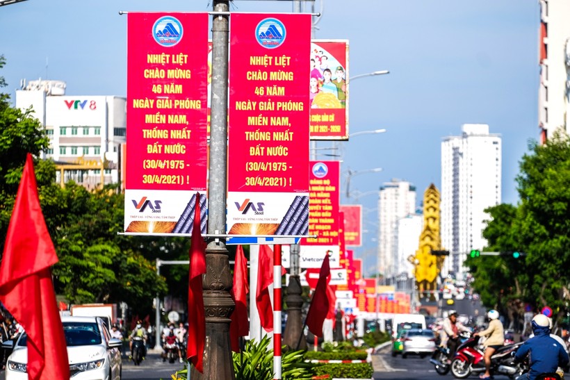 Tuyến đường Nguyễn Văn Linh ở TP Đà Nẵng rực rỡ sắc màu.
