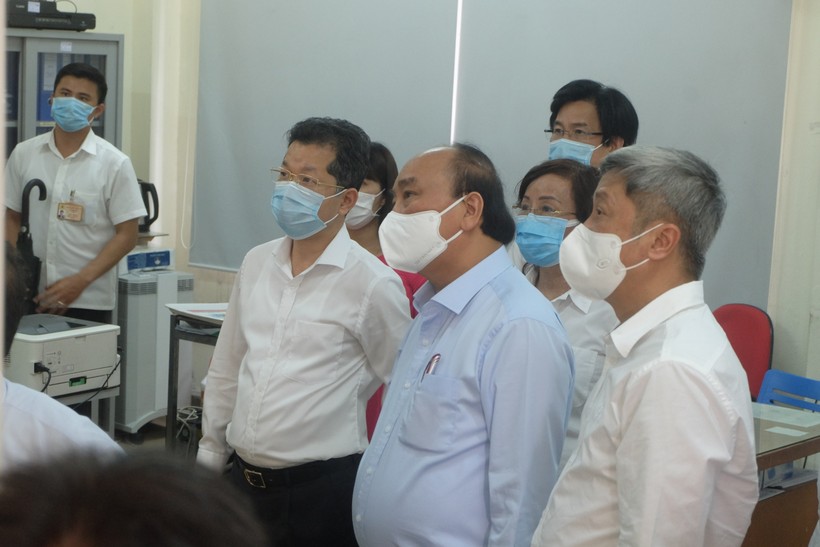 Chủ tịch nước Nguyễn Xuân Phúc kiểm tra công tác phòng chống dịch tại bệnh viện Phổi Đà Nẵng. 