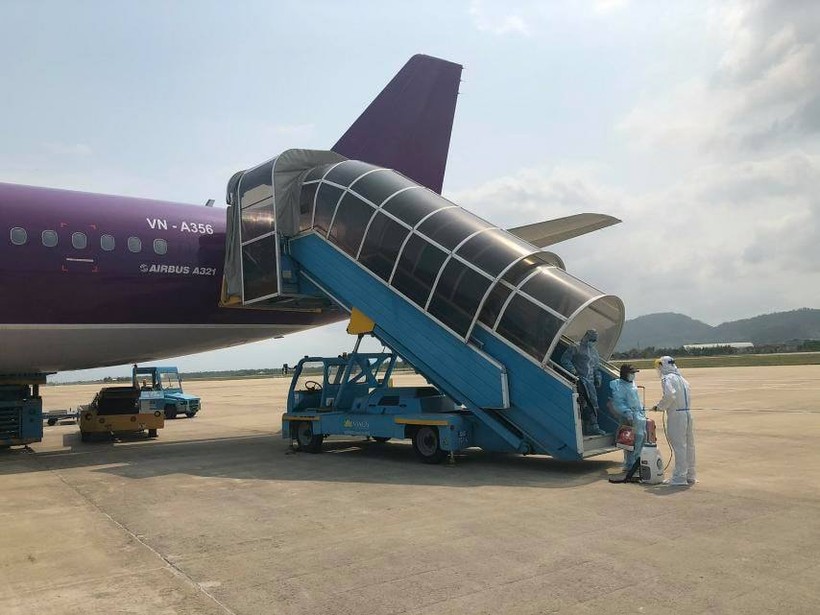 Chuyến bay đưa công dân Việt Nam nhập cảnh vào TP Đà Nẵng. 