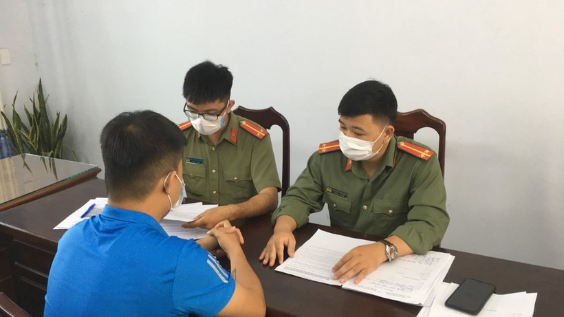Công an huyện Hòa Vang (TP Đà Nẵng) làm việc với 1 người đăng tải thông tin sai sự thật lên mạng xã hội.  
