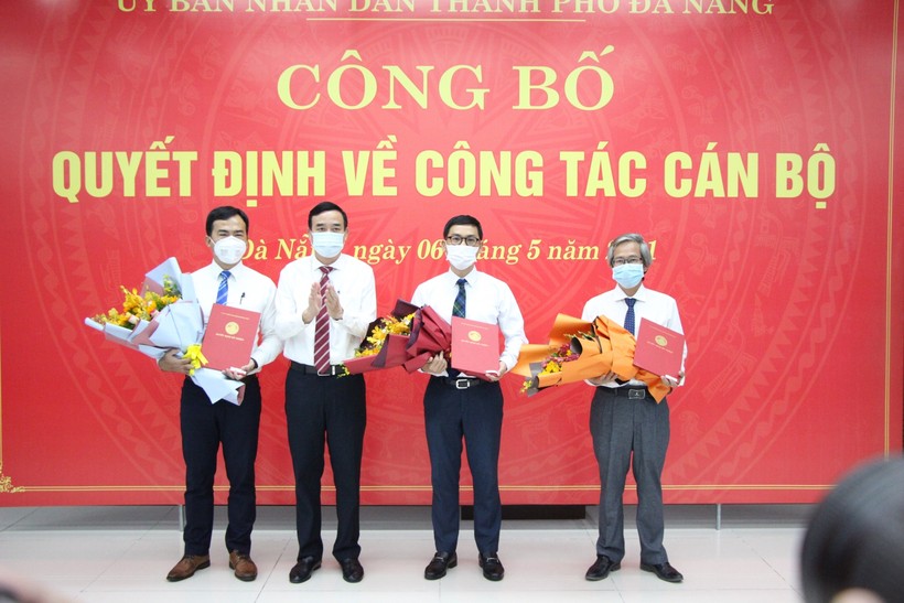 Ông Lê Trung Chinh (thứ 2, trái sang) - Chủ tịch UBND TP Đà Nẵng trao quyết định bổ nhiệm. 