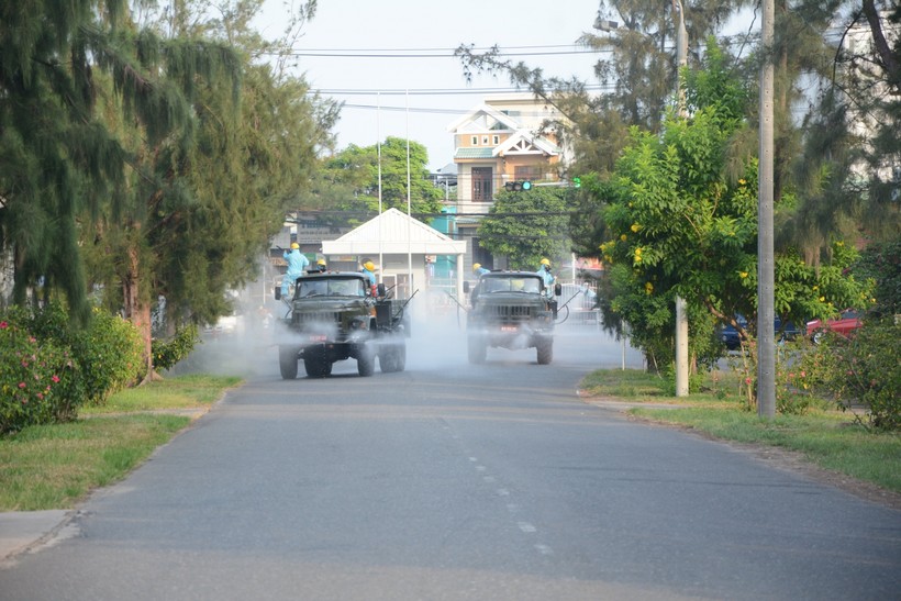 Xe quân đội phun khử khuẩn ở KCN An Đồn (TP Đà Nẵng). 