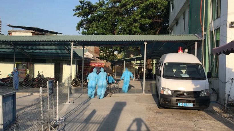 Chuyển sản phụ lên xe cấp cứu để về Trung tâm y tế quận Sơn Trà. 