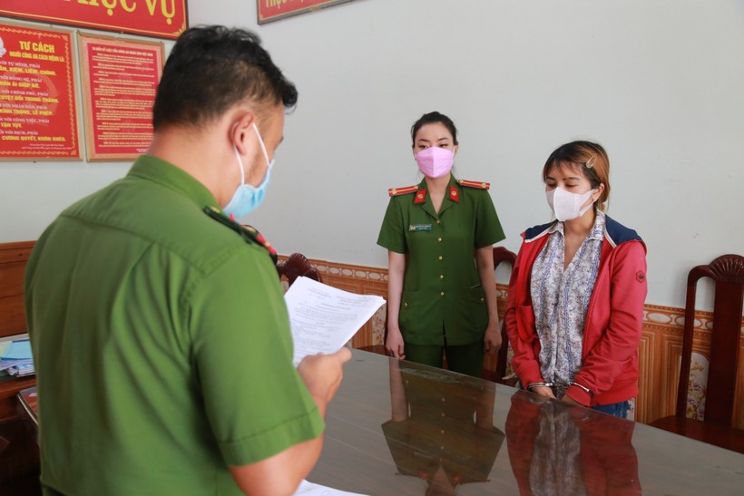 Cơ quan CSĐT Công an TP Đà Nẵng đọc lệnh bắt tạm giam đối với Lê Thị Kim Khánh. 