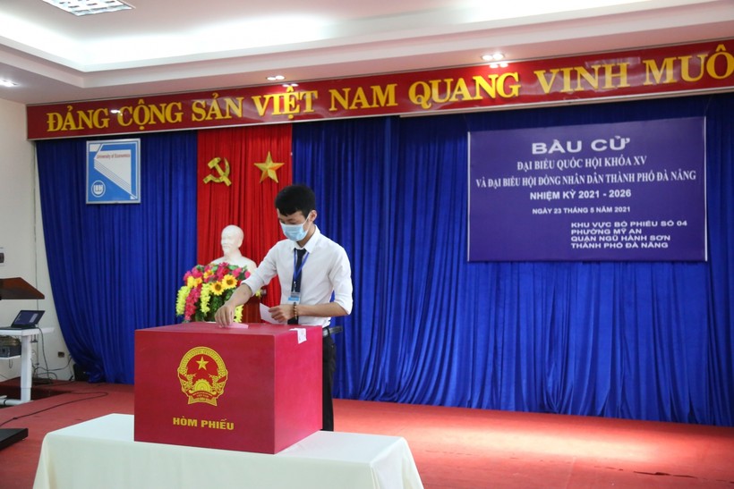 Sinh viên Đại học Kinh tế (Đại học Đà Nẵng) thực hiện việc bỏ phiếu bầu cử. 