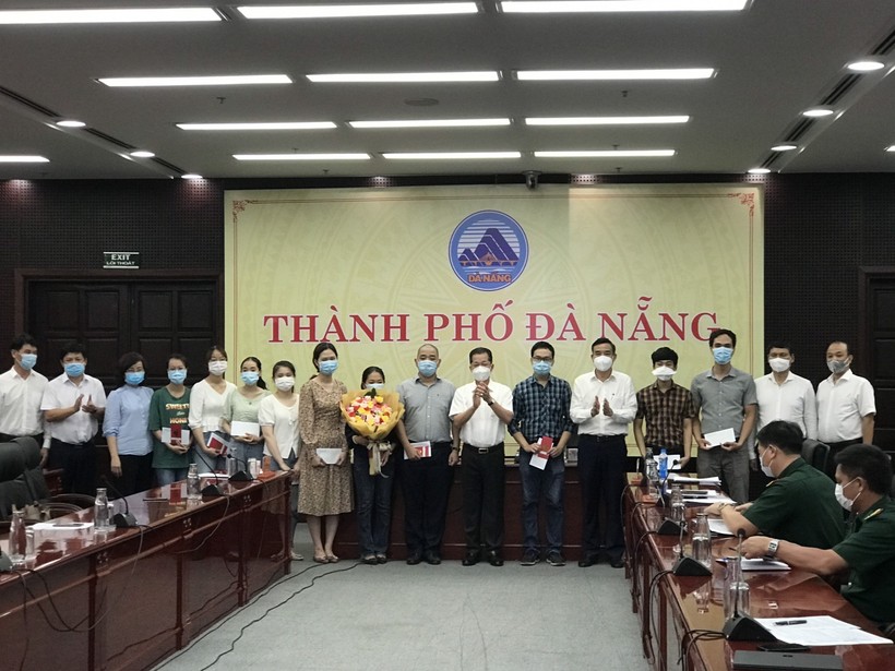 Lãnh đạo thành phố động viên và tặng quà cho các y bác sĩ lên đường hỗ trợ tỉnh Bắc Giang. 