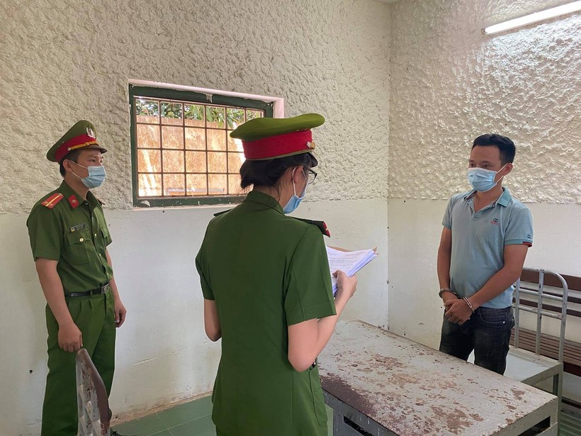  Cơ quan CSĐT Công an huyện Hòa Vang (TP Đà Nẵng) đã tống đạt các quyết định khởi tố bị can và bắt tạm giam đối với Nguyễn Văn Tuấn. Ảnh: Công an.