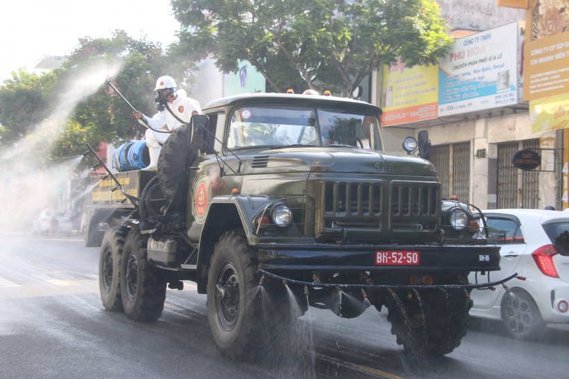 Lực lượng quân đội phun khử khuẩn ở Đà Nẵng. 