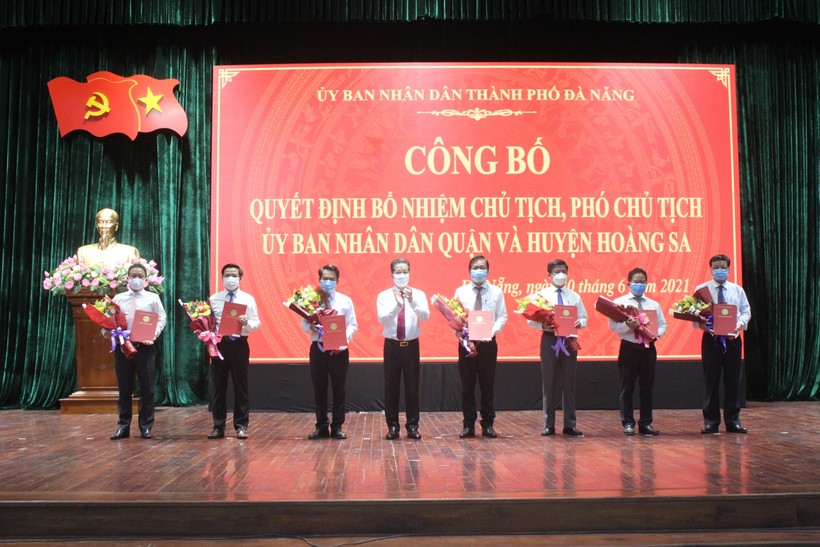 Bí thư Thành ủy Nguyễn Văn Quảng (thứ 4, từ trái sang) trao quyết định bổ nhiệm cho các Chủ tịch UBND quận và huyện đảo Hoàng Sa.