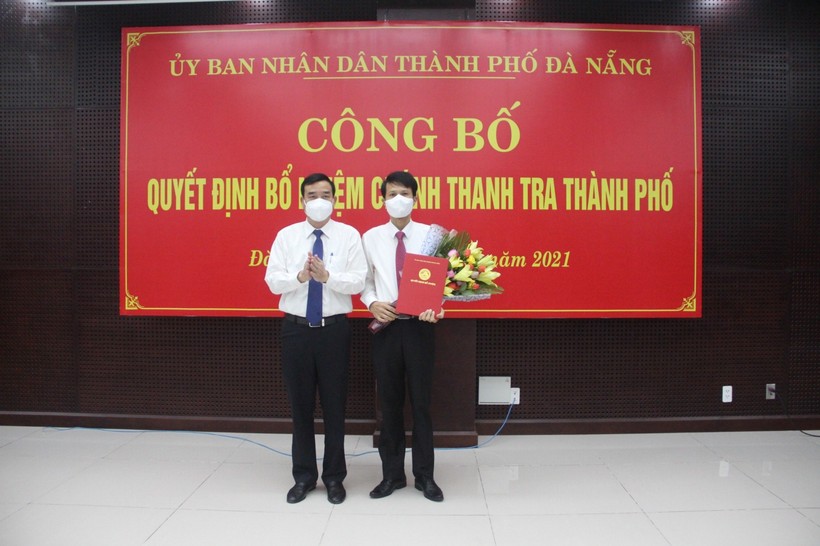 Ông Lê Trung Chinh - Chủ tịch UBND TP Đà Nẵng UBND TP Đà Nẵng trao quyết định bổ nhiệm ông Phan Thanh Long - Trưởng ban Pháp chế HĐND TP làm Chánh Thanh tra TP. 
