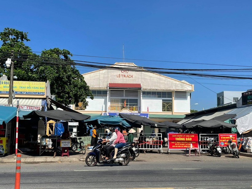 Chợ Lệ Trạch (xã Hòa Tiến, huyện Hòa Vang, TP Đà Nẵng) bị phong tỏa tạm thời. 