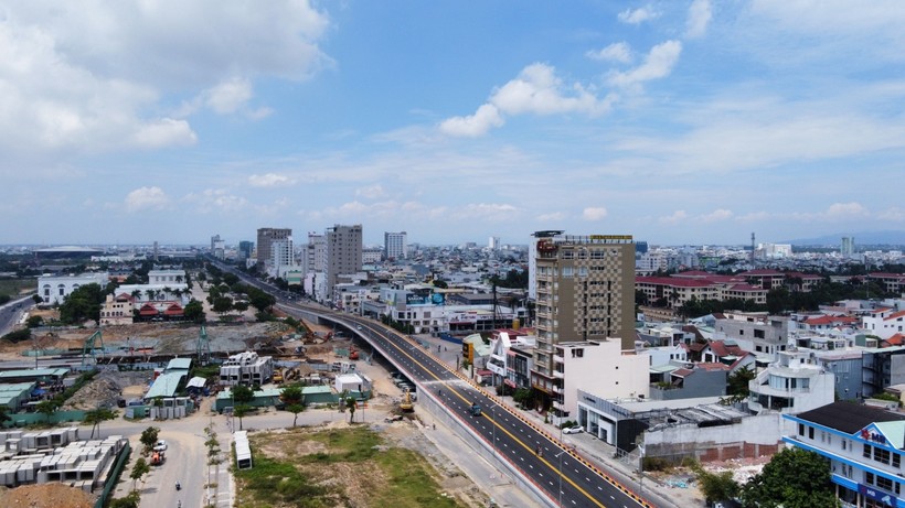 Cầu vượt nút giao thông phía tây cầu Trần Thị Lý nhìn từ trên cao. 