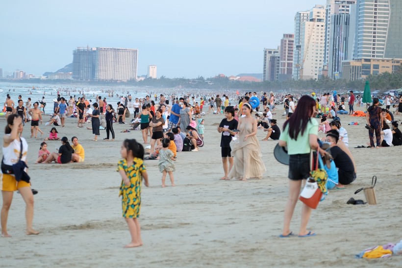 Người dân tắm biển ở bãi biển TP Đà Nẵng. Ảnh minh họa. 