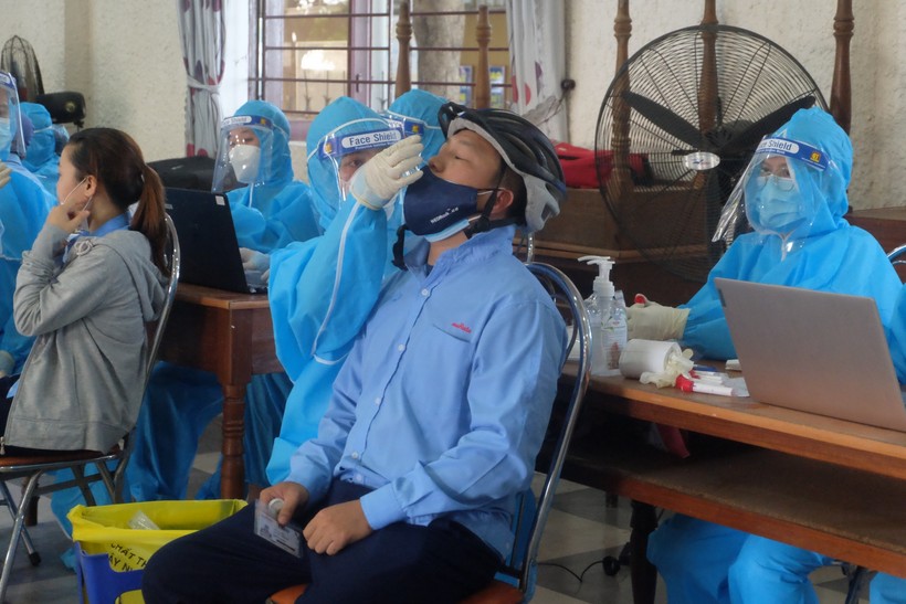 Nhân viên y tế lấy mẫu xét nghiệm cho công nhân Công ty Murata Manufacturing Việt Nam Đà Nẵng (KCN Hòa Khánh).