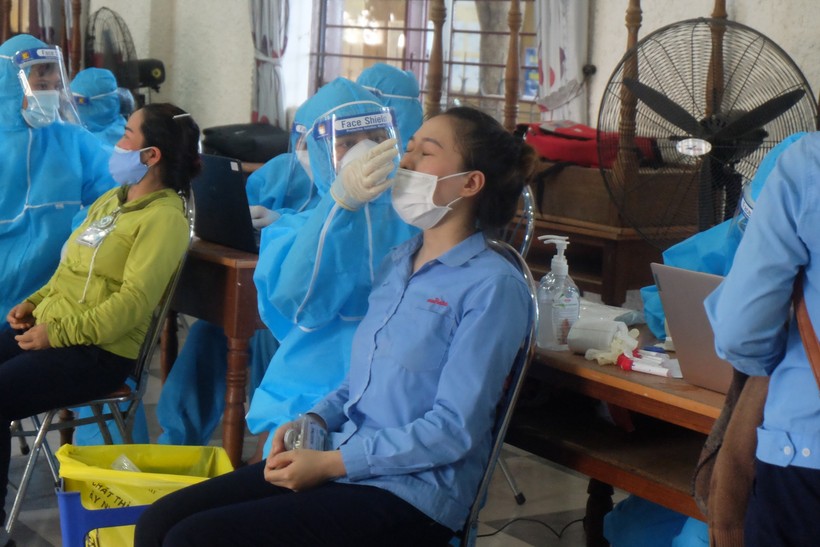 Lực lượng y tế lấy mẫu xét nghiệm cho công nhân Công ty Murata Manufacturing Việt Nam Đà Nẵng (Công ty điện tử Việt Hoa – Khu công nghiệp Hòa Khánh).