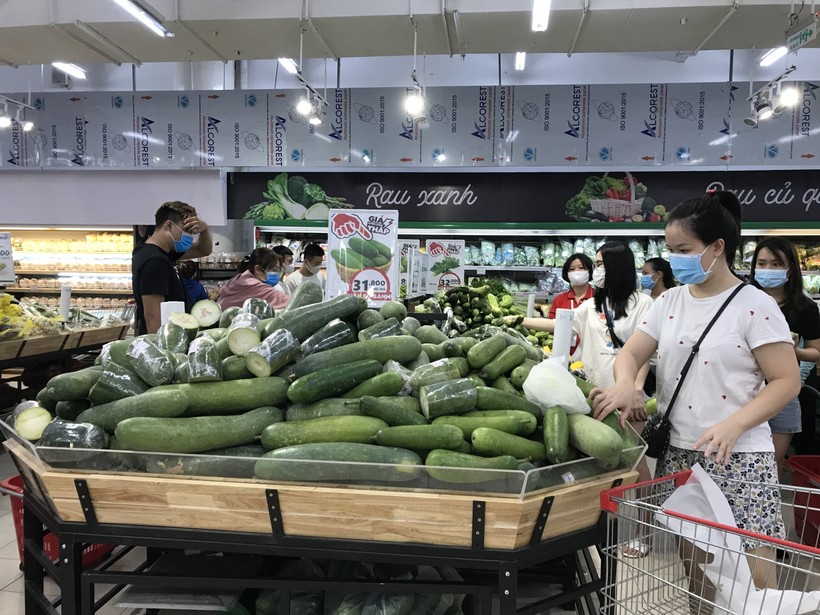 Người dân mua lương thực, thực phẩm ở siêu thị Big C Đà Nẵng. 