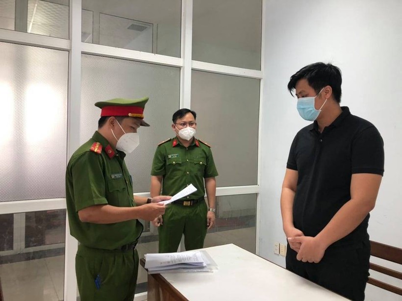 Công an tống đạt các quyết định bắt tạm giam Nguyễn Lâm Mạnh. Ảnh: Công an. 