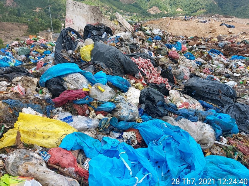 Rác thải sinh hoạt có lẫn đồ chống dịch đổ ở bãi rác Khánh Sơn. 
