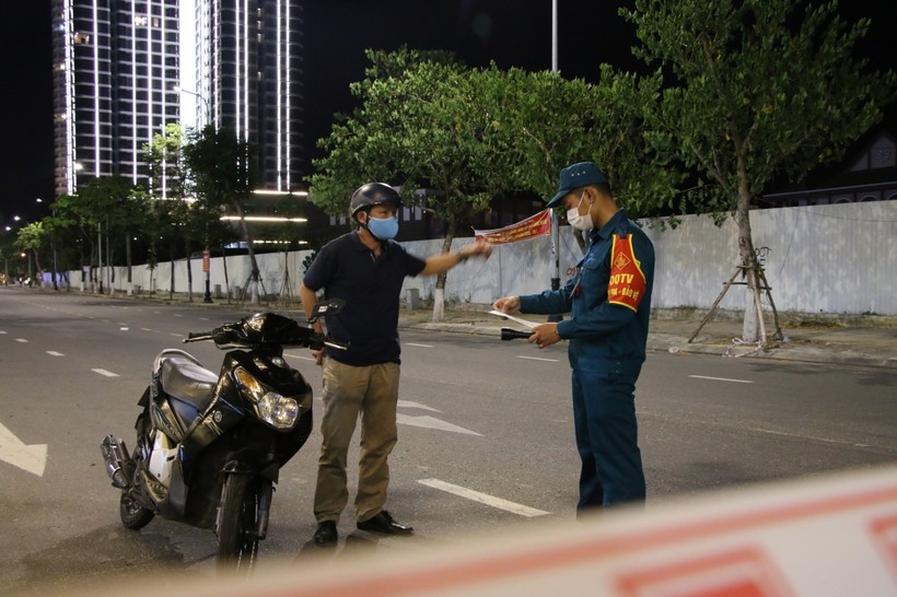 Lực lượng chức năng kiểm tra giấy tờ người dân ra đường. 