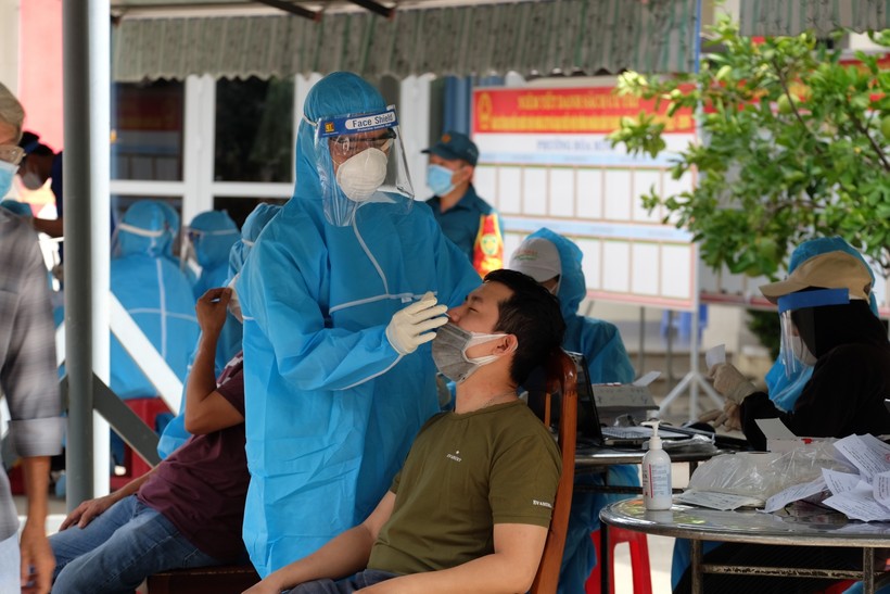 Nhân viên y tế lấy mẫu xét nghiệm cho người dân ở Đà Nẵng. 