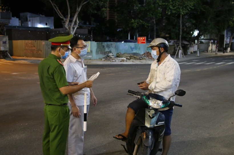 Lực lượng công an kiểm tra giấy đi đường của người dân trong thời gian thực hiện giãn cách xã hội. 