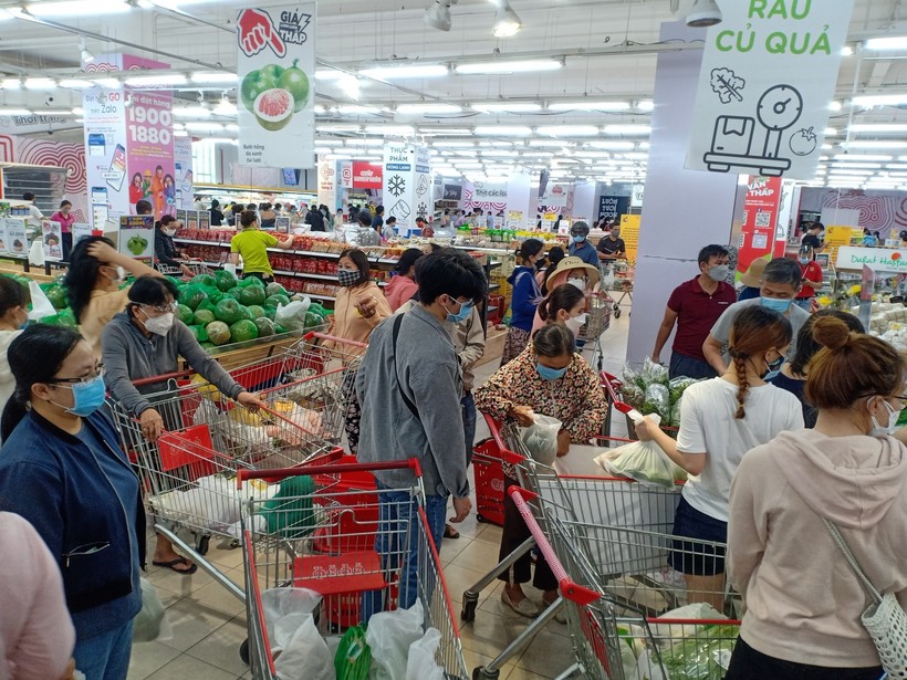 Người dân đổ xô đi mua hàng sau khi TP Đà Nẵng sẽ siết chặt phòng dịch sau 4 ngày nữa nếu dịch không giảm. 