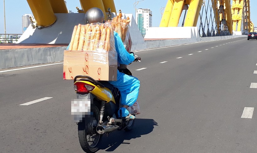Các shipper ở Đà Nẵng vận chuyển lương thực thực phẩm trong dịch. Ảnh minh họa.  