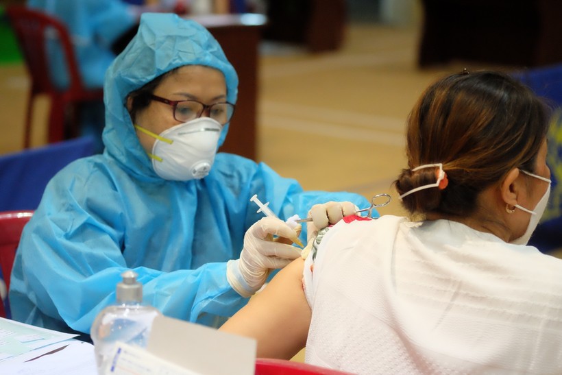 Tiêm vaccine ngừa Covid-19 cho người dân ở Đà Nẵng. 