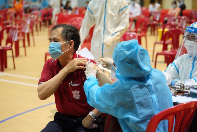 Tiêm vắc xin cho người dân ở Đà Nẵng. Ảnh minh họa. 