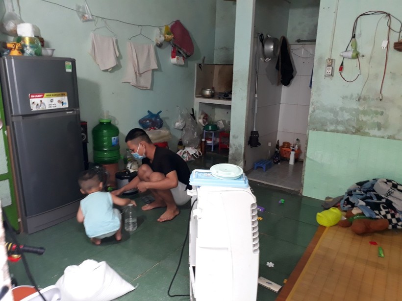 Anh Nguyễn Minh Luân cùng đứa con trai tại căn trọ của mình. 