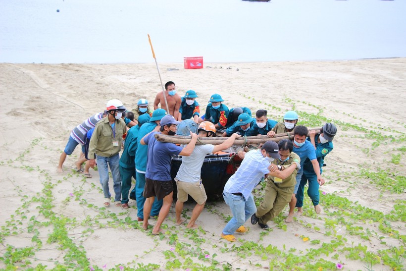 Người dân vùng ven biển Đà Nẵng hối hả thu dọn ngư lưới cụ và thuyền thúng lên bờ trước bão số 5. 