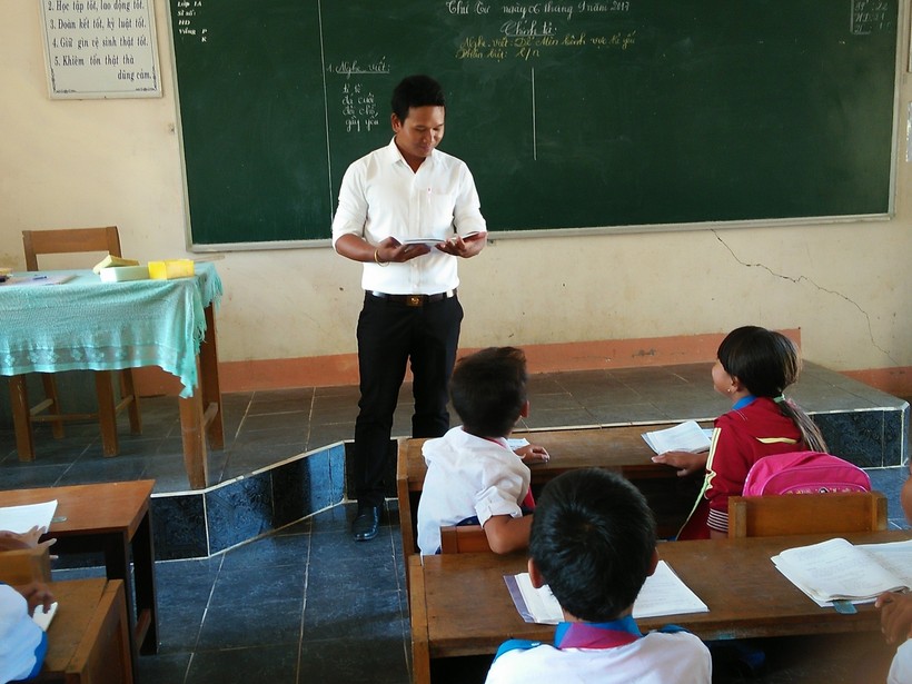 Thầy Y Giêng đang giảng bài cho học sinh. 
