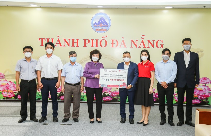 Bà Ngô Thị Kim Yến (áo tím) - Phó Chủ tịch UBND TP Đà Nẵng tiếp nhận tiếp nhận hỗ trợ do Quỹ an sinh "Sức sống mới" trao tặng thành phố.