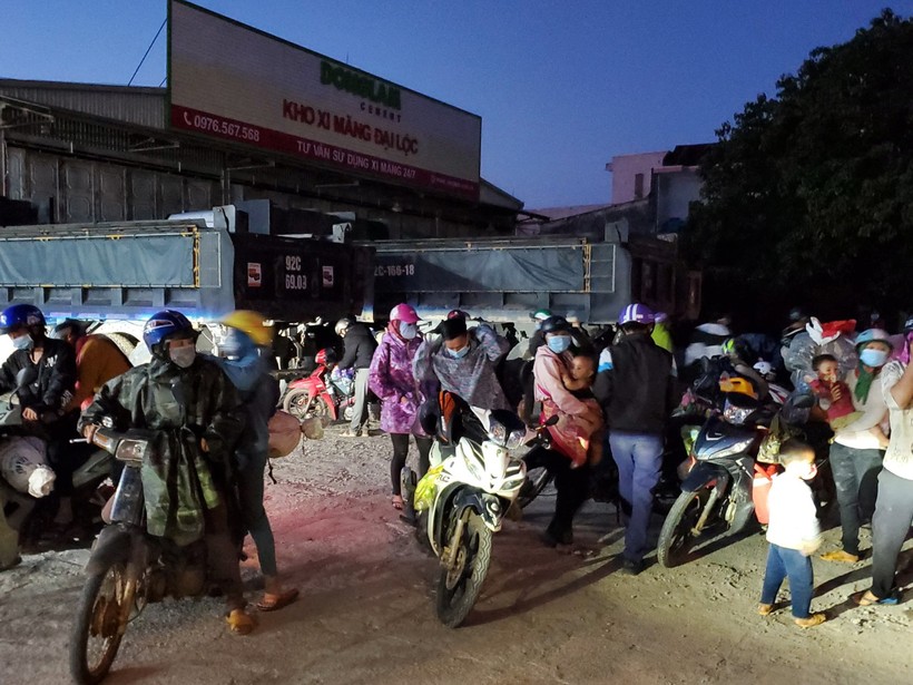 Người dân trên đường về quê đi ngang qua địa phận TP Đà Nẵng. 