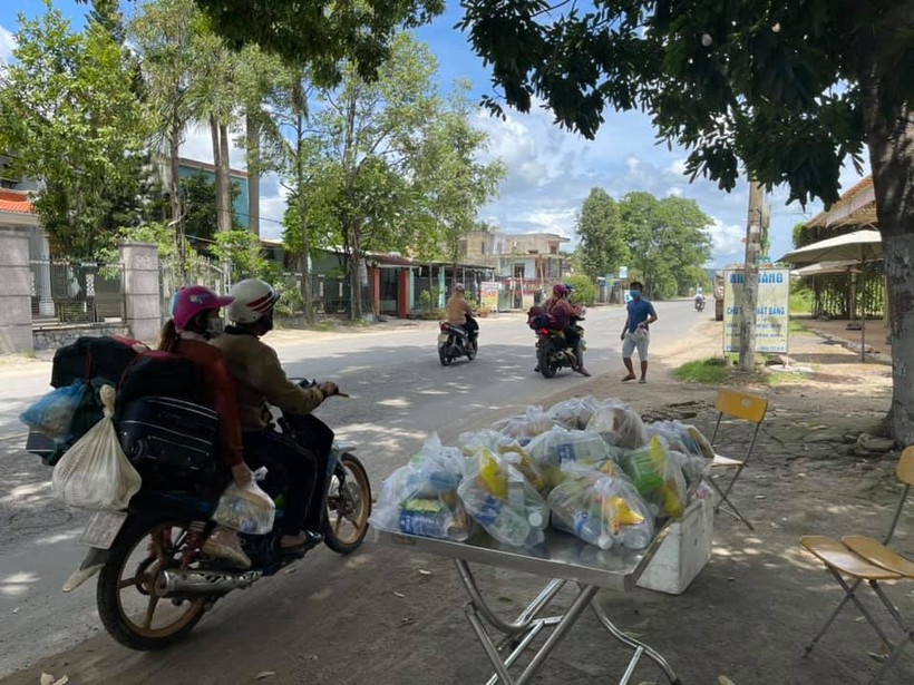 Người dân Đà Nẵng hỗ trợ nhu yếu phẩm miễn phí cho người dân từ miền Nam về quê. 