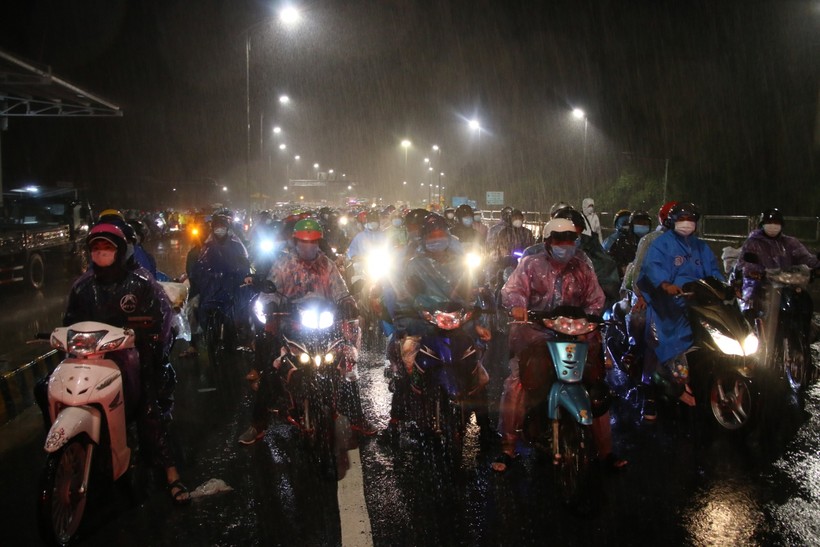 Cơn mưa lớn ở Đà Nẵng khiến đường đi về quê của người dân từ miền Nam càng trở nên khó khăn vất vả hơn. 