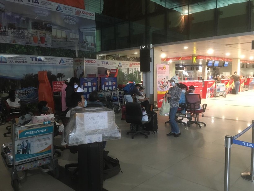 Nhiều hành khách chờ ở sân bay Tân Sơn Nhất trong sáng 10/10 để được bay về Đà Nẵng.