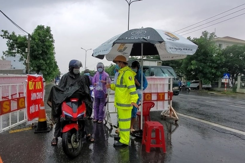 Lực lượng công an kiểm tra thông tin người dân vào TP Đà Nẵng. 